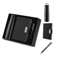Conjunto composto por caderno em material RPET com fechamento magnético,com 100 páginas, caneta modelo twist com detalhe em tecido RPET preto e garrafa de parede dupla em inox (304 interno e 201 externo), com capacidade de 550ml. Acompanha caixa presenteável.