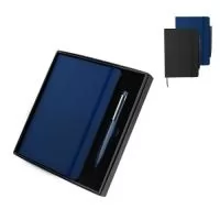 Kit escritório contendo, caderno A5 com elástico , capa dura em PU com gravação em baixo-relevo em linhas, 80 folhas internas em papel offset 70g/m², Acompanha caixa presenteável. Verificar cores disponíveis. Acesse royalgift.com.br