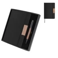 Caderno tamanho A5 com capa dura em papel com linhas cinzas, 4 folhas de guarda e 80 folhas internas pautadas em papel 70g/m². Possui marcador de página e elástico de fechamento. Acompanha caixa presenteável.  *O volume informado é aproximado e 