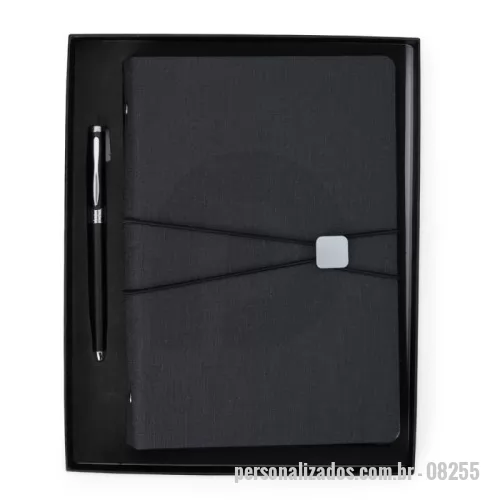 Kit executivo personalizado - Descrição: Anote tudo e organize os cartões com o nosso Kit Executivo! Ele vem com uma caneta metálica super sofisticada de 1.0mm na cor preta e um caderno fichário de aproximadamente 96 folhas removíveis, ou seja, dá para trocar, reorganizar e deixar tudo do seu jeito! Os seis anéis garantem praticidade, e a capa dura em couro sintético traz aquele toque elegante durante os registros e planejamentos. E tem mais! São quatro espaços para cartões, sendo um com visor transparente, espaço para guardar anotações, suporte para caneta e fechamento em elástico para manter tudo seguro.  Para um toque exclusivo, ainda acompanha uma plaquinha para personalização e embalagem.   Altura :  26,4 cm  Largura :  21,3 cm  Espessura :  3,1 cm  Medidas aproximadas para gravação (CxL):  Plaquinha: 1,5 cm x 5,5 cm / Caderneta: 8 cm x 13 cm / Caneta: 4 cm x 0,3 cm