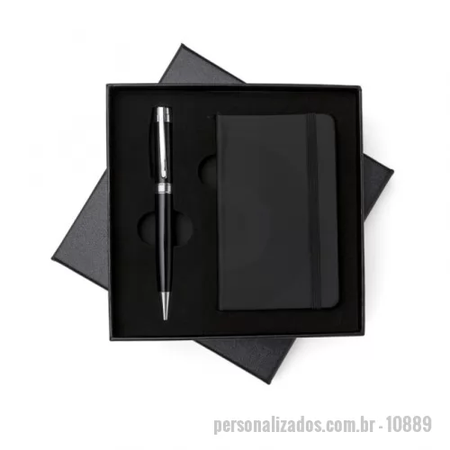 Kit executivo personalizado - Descrição: Kit executivo 2 peças em estojo de papelão com tampa e parte interna revestida de espuma. Contém: caneta metal preta com anel, detalhes em prata e escrita preta; caderneta emborrachada com aproximadamente 80 folhas amarelas com pauta. Acompanha placa metálica para gravação.  Altura :  17 cm  Largura :  17 cm  Medidas aproximadas para gravação (CxL):  Placa 5,8 cm x 1,9 cm – Caneta 3,8 cm x 0,8 cm – Caderneta 12,5 cm x 7,5 cm  Peso aproximado (g):  235