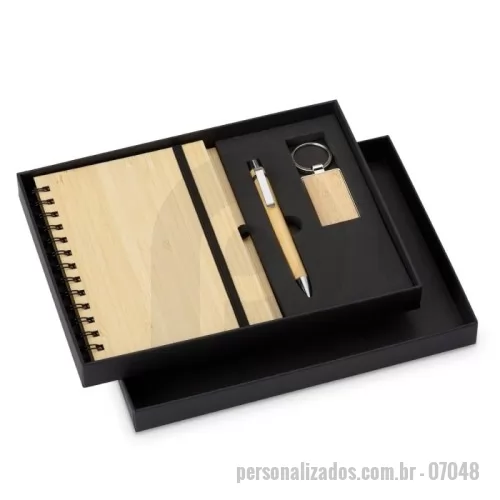 Kit executivo personalizado - Kit executivo ecológico 3 peças em estojo de papelão. Contém: chaveiro de bambu com detalhe em metal, caderneta em bambu, capa dura, com aproximadamente 65 folhas brancas pautadas, caneta de bambu com clipe metálico, elástico para lacre e suporte para caneta em nylon.