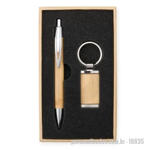 Kit executivo personalizado - Este kit é a escolha ideal para quem aprecia praticidade e um design natural. O estojo com espuma interna mantém a caneta e o chaveiro bem organizados e protegidos, prontos para o uso. Combinando metal e bambu, as peças têm um visual elegante e resistente, destacando a beleza natural do bambu em cada detalhe. Uma opção funcional e charmosa, perfeita para o dia a dia ou para presentear com bom gosto e simplicidade.