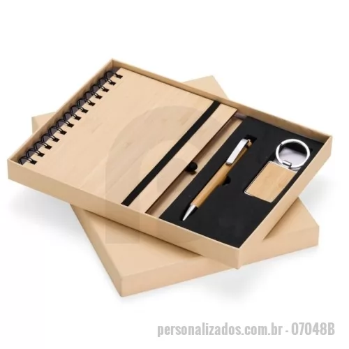 Kit executivo personalizado - Kit composto por 3 peças: sendo uma caderneta de bambu com capa dura, contendo aproximadamente 70 folhas brancas pautadas, uma caneta de bambu com clipe metálico e um chaveiro de bambu com detalhe em metal. Item perfeito para quem busca elegância, sustentabilidade e o toque natural que só o bambu proporciona.