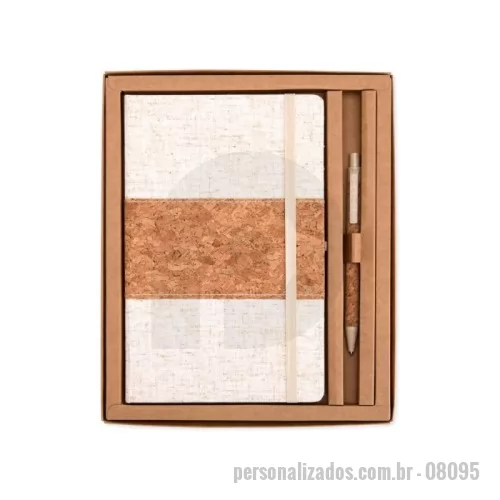 Kit executivo personalizado - Este kit contém uma Caderneta A5 em linho com detalhe em cortiça e suporte para caneta, marcador de página em cetim, aproximadamente 82 folhas com pauta e caneta de cortiça com detalhes em palha de trigo, carga esferográfica azul 1.0mm e acionamento por clique