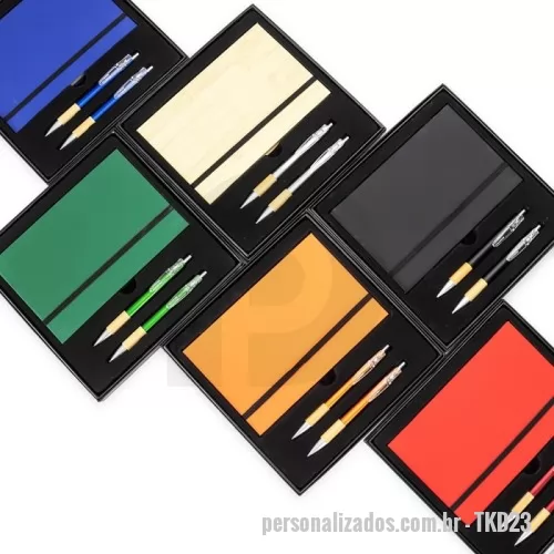 Kit executivo personalizado - Kit executivo com três peças, composto por uma caderneta, uma caneta e uma lapiseira. A caderneta possui capa dura em papelão reforçado, fechamento em elástico, cerca de 82 folhas pautadas, bloco de folhas amarelas e outro com marcadores autoadesivos coloridos. A caneta e a lapiseira contam com corpo em plástico e detalhes em bambu. Além disso, a caneta possui carga esferográfica azul de 1,0 mm, enquanto a lapiseira dispõe de grafite de 0,7 mm. Acompanha caixa em papelão com berço em plástico para guardar os itens do conjunto.