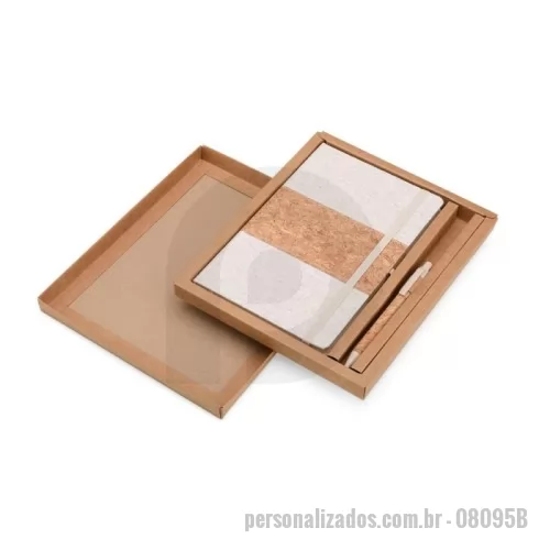 Kit executivo personalizado - Kit executivo Personalizado - 08095B - Kit Ecológico 2 Peças  Descrição: Kit ecológico composto por uma caderneta A5 em linho com detalhe em cortiça e suporte para caneta. A caderneta possui marcador de página em cetim e cerca de 82 folhas pautadas. Acompanha caneta de cortiça com detalhes em palha de trigo, com carga esferográfica azul de 1,0 mm e acionamento por clique. Ideal para quem busca um produto sustentável, funcional e elegante.  Comprimento: 24 cm Largura: 20 cm Espessura: 2 cm Medidas aproximadas para gravação (CxL): 7 cm x 13,5 cm Peso aproximado: 275 g - 178359 - Kit executivo