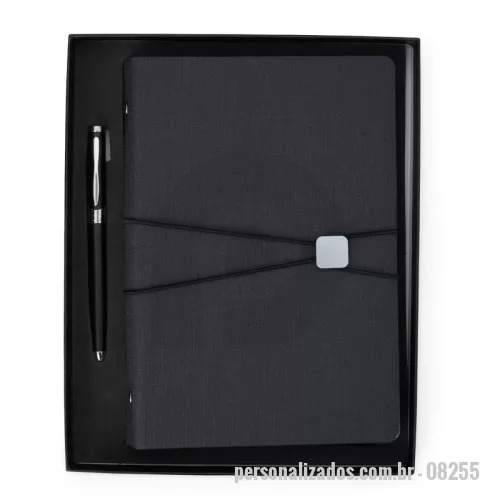 Kit executivo personalizado - Kit executivo Personalizado - 08255 - Anote tudo e organize os cartões com o nosso Kit Executivo! Ele vem com uma caneta metálica super sofisticada de 1.0mm na cor preta e um caderno fichário de aproximadamente 96 folhas removíveis, ou seja, dá para trocar, reorganizar e deixar tudo do seu jeito! Os seis anéis garantem praticidade, e a capa dura em couro sintético traz aquele toque elegante durante os registros e planejamentos. E tem mais! São quatro espaços para cartões, sendo um com visor transparente, espaço para guardar anotações, suporte para caneta e fechamento em elástico para manter tudo seguro.  Para um toque exclusivo, ainda acompanha uma plaquinha para personalização e embalagem.   Altura: 26,4 cm Largura: 21,3 cm Espessura: 3,1 cm - 180010 - Kit executivo
