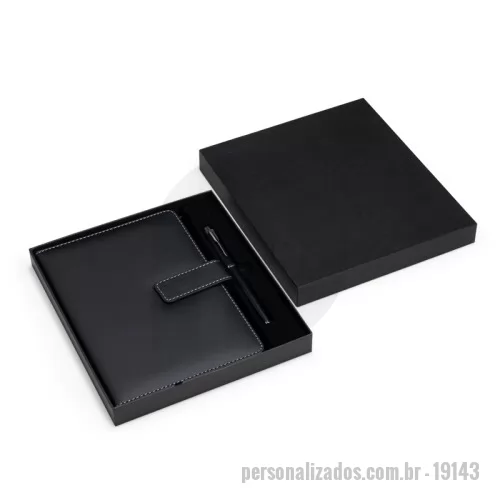 Kit executivo personalizado - Kit executivo composto por dois itens: uma caderneta e uma caneta. A caderneta possui capa em poliuretano (PU), aba com fecho magnético, marca-páginas em fita de cetim e cerca de 96 folhas marfim pautadas e espaço para assinalar dias da semana e datas numéricas. A caneta metálica possui ponta em plástico ABS e carga esferográfica preta de 0,8 mm. Acompanha caixa em papelão com berço em PET com revestimento aveludado para acomodação dos itens.  Altura: 22,3 cm Largura: 19,7 cm Profundidade: 2,6 cm