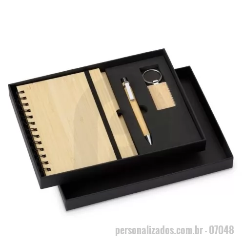 Kit executivo personalizado - Kit executivo ecológico 3 peças em estojo de papelão. Contém: chaveiro de bambu com detalhe em metal, caderneta em bambu, capa dura, com aproximadamente 65 folhas brancas pautadas, caneta de bambu com clipe metálico, elástico para lacre e suporte para caneta em nylon.  Largura :  19,3 cm  Comprimento :  25,3 cm  Espessura :  2,9 cm