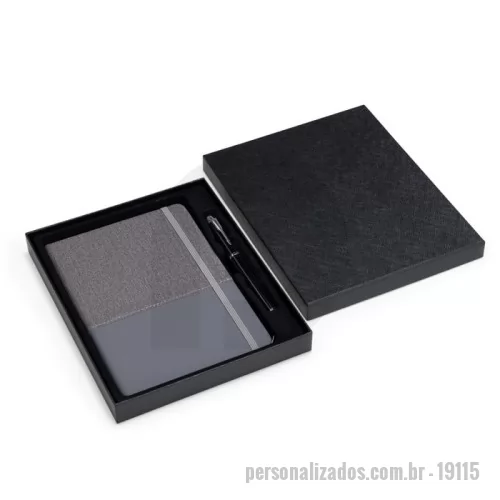 Kit executivo personalizado - Kit executivo composto por dois itens: uma caderneta tipo moleskine e uma caneta. A caderneta possui capa em PU, fecho em elástico, marca-páginas em fita de cetim e cerca de 80 folhas marfim pautadas. A caneta metálica possui detalhes em plástico e carga esferográfica preta de 0,8 mm. Acompanha caixa em papelão com berço em PET com revestimento aveludado para acomodação dos itens.