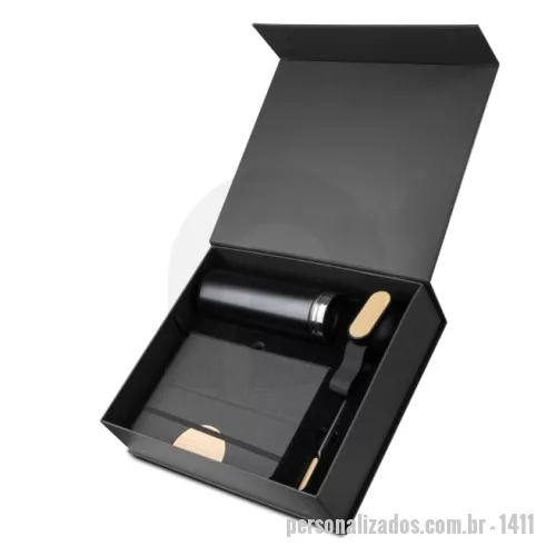 Kit executivo personalizado - Kit escritório contendo caderno A5 com capa em RPET e detalhe em bambu, possui 80 folhas pautadas em papel 70g/m², garrafa térmica (exterior 201/interior 304) com capacidade de 600ml, acabamento preto fosco, tampa em plástica PP com detalhe em bambu e alça em silicone preta, caneta esferográfica de metal com detalhe em bambu, acompanha caixa presenteável.