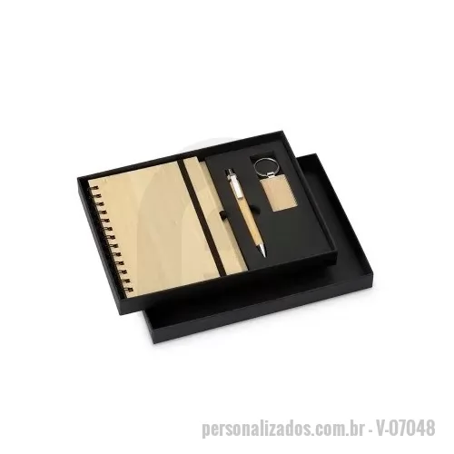 Kit executivo personalizado - Kit executivo Personalizado contendo: Kit executivo ecológico 3 peças em estojo de papelão. Contém: chaveiro de bambu com detalhe em metal, caderneta em bambu, capa dura, com aproximadamente 65 folhas brancas pautadas, caneta de bambu com clipe metálico, elástico para lacre e suporte para caneta em nylon.  Largura : 19,3 cm  Espessura : 2,9 cm  Comprimento : 25,3 cm  Medidas aproximadas para gravação (CxL): 24 cm x 18 cm  Peso aproximado (g): 409