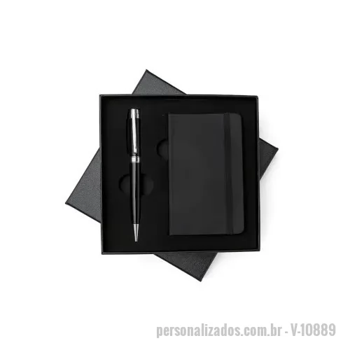 Kit executivo personalizado - Kit executivo Personalizado contendo: Estojo de papelão com tampa e parte interna revestida de espuma. Contém: caneta metal preta com anel, detalhes em prata e escrita preta; caderneta emborrachada com aproximadamente 80 folhas amarelas com pauta. Acompanha placa metálica para gravação. Altura : 17 cm Largura : 17 cm Medidas aproximadas para gravação (CxL): Placa 5,8 cm x 1,9 cm – Caneta 3,8 cm x 0,8 cm – Caderneta 12,5 cm x 7,5 cm Peso aproximado (g): 235
