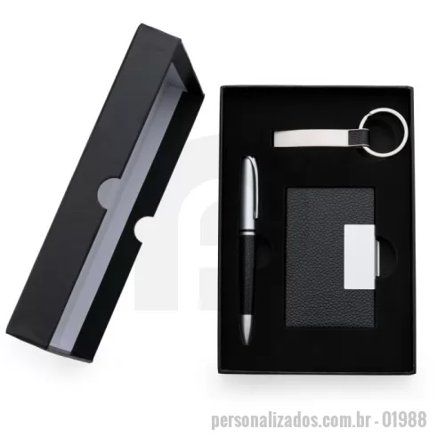 Kit executivo personalizado - Kit executivo Personalizado - 01988 - Kit executivo 3 peças em estojo de papelão com tampa e parte interna revestida de espuma. Contém: chaveiro metal fosco com detalhe emborrachado preto, porta cartão de couro sintético(verso metálico liso) com placa de metal e caneta metal fosca com detalhe emborrachado preto. Acompanha placa metálica para gravação. - 182732 - Kit executivo