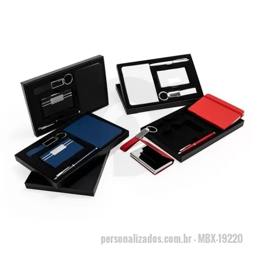 Kit executivo personalizado - Kit composto por quatro itens: caderneta, caneta, porta-cartão e chaveiro. A caderneta possui capa em poliuretano (PU), marca-páginas em fita de cetim e aproximadamente 76 folhas marfim pautadas. A caneta metálica conta com tampa e carga esferográfica preta de 0,7mm. O porta-cartões apresenta estrutura em inox com revestimento externo em PU e interior aveludado, além de plaquinha frontal personalizável. O chaveiro é construído em PU texturizado com argola e chapa em liga de zinco. Acompanha caixa em papelão com berço removível em plástico de acabamento aveludado para acomodação dos itens do conjunto.