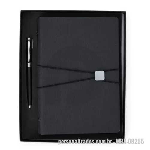Kit executivo personalizado - Anote tudo e organize os cartões com o nosso Kit Executivo! Ele vem com uma caneta metálica super sofisticada de 1.0mm na cor preta e um caderno fichário de aproximadamente 96 folhas removíveis, ou seja, dá para trocar, reorganizar e deixar tudo do seu jeito! Os seis anéis garantem praticidade, e a capa dura em couro sintético traz aquele toque elegante durante os registros e planejamentos. E tem mais! São quatro espaços para cartões, sendo um com visor transparente, espaço para guardar anotações, suporte para caneta e fechamento em elástico para manter tudo seguro.  Para um toque exclusivo, ainda acompanha uma plaquinha para personalização e embalagem.   Altura :  26,4 cm  Largura :  21,3 cm