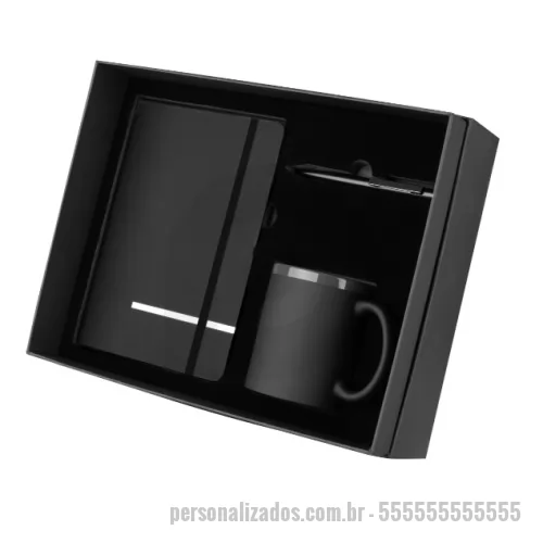 Kit executivo personalizado - Kit escritório contendo caderno tamanho A5 em RPET com detalhe em bambu, com 80 folhas pautadas em papel 70g/m², porta-copos em bambu, caneca em cerâmica com capacidade de 550ml e alça em bambu, e caneta metálica com detalhe em bambu na parte superior. Acompanha caixa presenteável.