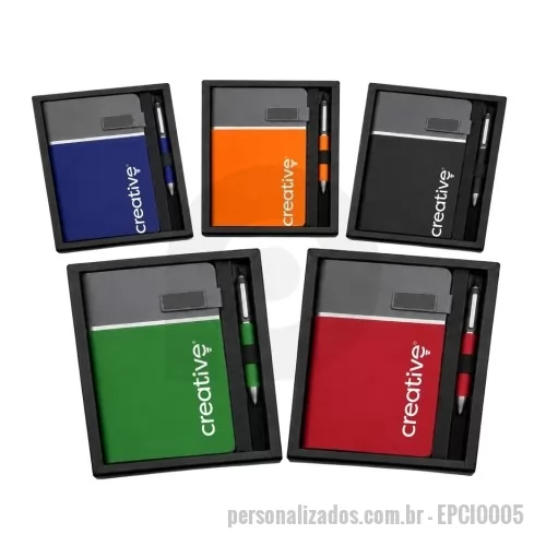 Kit executivo personalizado - O Kit Executivo com Caderno A5 e Caneta reúne praticidade e organização para a rotina profissional. O caderno possui miolo pautado, oferecendo espaço para anotações, planejamento de tarefas, registros de reuniões e outras informações importantes do dia a dia.  O conjunto acompanha caneta e caixa presente preta, que mantém os componentes organizados e protegidos contra atritos. O formato A5 facilita o transporte em bolsas e mochilas, tornando o kit uma ótima opção para eventos, treinamentos, convenções, ações promocionais e presentes corporativos.  Características: Conteúdo: caderno A5 pautado e caneta; Caneta: carga preta; Embalagem: caixa presente preta; Caderno: 21 × 14,5 × 1,4 cm; Caneta: 13,5 × 1,3 cm; Caixa: 23,7 × 19,3 × 1,8 cm.  Importante: Por se tratar de um kit, as dimensões apresentadas correspondem à embalagem final, e não às medidas individuais dos itens. As imagens apresentadas no site são meramente ilustrativas e podem apresentar variações de tonalidade e intensidade em 