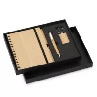 Kit executivo ecológico 3 peças em estojo de papelão. Contém: chaveiro de bambu com detalhe em metal, caderneta em bambu, capa dura, com aproximadamente 65 folhas brancas pautadas, caneta de bambu com clipe metálico, elástico para lacre e suporte para caneta em nylon.