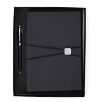Descrição: Anote tudo e organize os cartões com o nosso Kit Executivo! Ele vem com uma caneta metálica super sofisticada de 1.0mm na cor preta e um caderno fichário de aproximadamente 96 folhas removíveis, ou seja, dá para trocar, reorganizar e deixar tudo do seu jeito! Os seis anéis garantem praticidade, e a capa dura em couro sintético traz aquele toque elegante durante os registros e planejamentos. E tem mais! São quatro espaços para cartões, sendo um com visor transparente, espaço para guardar anotações, suporte para caneta e fechamento em elástico para manter tudo seguro.  Para um toque exclusivo, ainda acompanha uma plaquinha para personalização e embalagem.   Altura :  26,4 cm  Largura :  21,3 cm  Espessura :  3,1 cm  Medidas aproximadas para gravação (CxL):  Plaquinha: 1,5 cm x 5,5 cm / Caderneta: 8 cm x 13 cm / Caneta: 4 cm x 0,3 cm