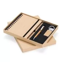 Kit composto por 3 peças: sendo uma caderneta de bambu com capa dura, contendo aproximadamente 70 folhas brancas pautadas, uma caneta de bambu com clipe metálico e um chaveiro de bambu com detalhe em metal. Item perfeito para quem busca elegância, sustentabilidade e o toque natural que só o bambu proporciona. Gravação da logomarca em 1 cor já inclusa.