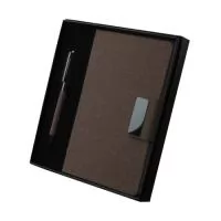 Kit executivo com dois itens. O conjunto é composto por uma caderneta com capa dura em couro sintético revestido com fibra de café, no tamanho A5, com fechamento magnético, marca-páginas em fita de cetim e cerca de 80 folhas pautadas; e uma caneta metálica com detalhes do mesmo material, acionamento por rotação e carga esferográfica azul de 1,0 mm. Acompanha uma caixa de papelão com berço em espuma para a caneta.  Largura: 21 cm Profundidade: 2,4 cm Comprimento: 22 cm