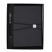 Anote tudo e organize os cartões com o nosso Kit Executivo! Ele vem com uma caneta metálica super sofisticada de 1.0mm na cor preta e um caderno fichário de aproximadamente 96 folhas removíveis, ou seja, dá para trocar, reorganizar e deixar tudo do seu jeito! Os seis anéis garantem praticidade, e a capa dura em couro sintético traz aquele toque elegante durante os registros e planejamentos. E tem mais! São quatro espaços para cartões, sendo um com visor transparente, espaço para guardar anotações, suporte para caneta e fechamento em elástico para manter tudo seguro.  Para um toque exclusivo, ainda acompanha uma plaquinha para personalização e embalagem.   Altura: 26,4 cm Largura: 21,3 cm Espessura: 3,1 cm
