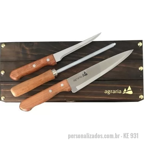 Kit faca personalizado - Estojo de madeira envelhecida com faca de churrasco e de desossa Tramontina mais chaira. Gravação indelével da logo a laser na faca de churrasco e no estojo. Um presente tradicional, útil e de durabilidade extrema, garantindo a visualização da sua marca por muitos e muitos anos. Despachamos com frete pago para todo o Brasil.