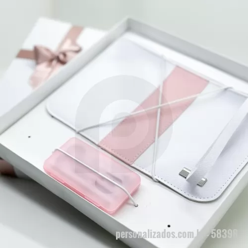 Kit feminino personalizado - CONTÉM:  1 – Kit de manicure 1 – Necessaire em sintetico prada 25×17 1 – Caixa 27×27 cm Branca