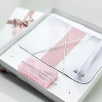 CONTÉM:  1 – Kit de manicure 1 – Necessaire em sintetico prada 25×17 1 – Caixa 27×27 cm Branca