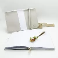 CONTÉM:  1 – Caderno A5 com capa dura em linho 1 – Necessaire 25×17 confeccionada em sintético prada