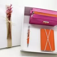 1 – Caderno de bolso 1 – Esferográfica em alumínio 1 – Nécessaire sintético Prada 14X18 1 – Caixa 27×27 cm