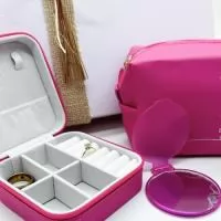 CONTÉM:  1 – Porta-Joias 1 – Espelho 1 – Nécessaire de poliuretano resistente à água. 1 – Caixa 27×27 cm Branca
