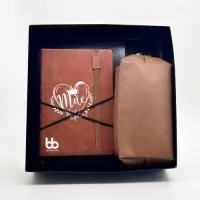 CONTÉM:  1 – Caderneta Emborrachada Altura : 21,4 cm x Largura : 14,7 cm 1 – Necesseire em sintetico Prada 28x10x7 1 – Caixa 27×27 cm