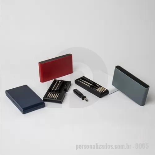 Kit ferramenta personalizado - Kit ferramenta com 9 peças em estojo plástico com botão de acionamento. Contém: 1 chave extensora rotatória para conexão das ponteiras, 3 ponteiras Phillips, 3 ponteiras fenda, 1 chave Phillips, 1 chave de fenda.