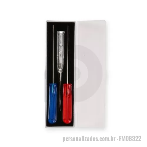 Kit ferramenta personalizado - Descrição: Kit ferramentas com três chaves de cabo plástico, haste e ponta metálicas. Contém chave de fenda, chave Phillips e chave de teste. Acompanha estojo plástico com espuma removível para acomodar as ferramentas.  Largura :  5 cm  Comprimento :  18,2 cm  Espessura :  2 cm  Medidas aproximadas para gravação (CxL):  16 cm x 4 cm (estojo)  Peso aproximado (g):  75