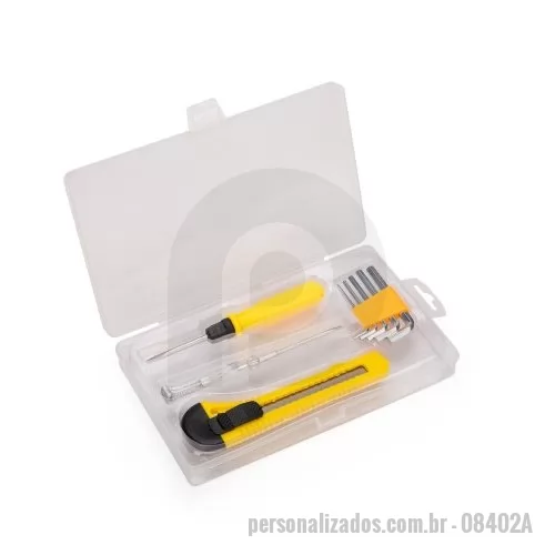 Kit ferramenta personalizado - Kit de ferramentas composto por quatro itens: chave de teste de tensão com ponta de fenda, chave com cabo plástico e pontas intercambiáveis de fenda e Phillips, estilete com lâmina de 18mm e um conjunto de cinco chaves Allen em tamanhos diferentes, entre 2 e 6mm. Acompanha estojo plástico.  Altura: 22,5 cm Largura: 12,8 cm Chave de fenda de teste (A x L): 13,6 cm x 1,4 cm Chave de fenda (A x L): 13,8 cm x 1,5 cm Estilete (A x L): 15 cm x 4,6 cm Chave Allen 6mm (A x L): 6,5 cm x 2,3 cm Chave Allen 5mm (A x L): 6,1 cm x 2,2 cm Chave Allen 4mm (A x L): 5,4 cm x 1,9 cm Chave Allen 3mm (A x L): 5,1 cm x 1,6 cm Chave Allen 2mm (A x L): 4,5 cm x 1,4 cm Estojo plástico (A x L x P): 22,5 cm x 12,8 cm x 2,8 cm