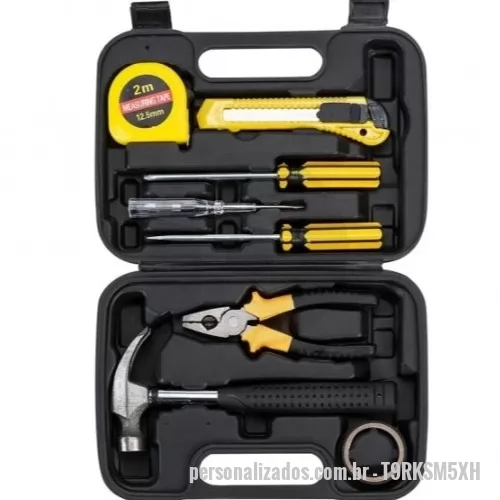 Kit ferramenta personalizado - Kit ferramenta Personalizado - T9RKSM5XH - Kit ferramenta 8 peças em estojo plástico. Maleta plástica com detalhe retangular no centro frontal e verso liso, possui texturização no estojo e duas travas superiores. Acompanha: fita isolante, martelo, alicate, chave Philips, chave teste, chave de fenda, trena 2 metros e estilete.     Personalizado com etiqueta resinada - 182565 - Kit ferramenta