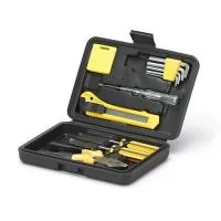 DESCRIÇÃO:  Kit ferramenta 11 peças em estojo plástico. Maleta plástica com detalhe retangular no centro frontal e verso com o detalhe na lateral inferior, possui texturização no estojo e uma trava superior. Acompanha: conjunto de 5 chaves Allen, fita métrica de 1 metro, chave teste, estilete, chave Philips, chave de fenda e alicate. MEDIDAS: Altura : 14,2 cm Largura : 20,2 cm Espessura : 3,9 cm  Medidas aproximadas para gravação (CxL):  Frente 2,8 cm x 8,1 cm – Verso 1,9 cm x 4,3 cm Peso aproximado (g):  432 Cor: Preto  Consultar disponibilidade do estoque