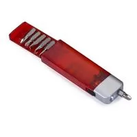 PRODUTO: Kit Ferramenta 6 peças com Lanterna DESCRIÇÃO:  Kit ferramenta plástico com 6 peças e lanterna. Corpo fosco colorido, parte superior detalhe prata com suporte para as chaves e prendedor, lanterna e botão superior lateral para acender/apagar lanterna. Possui 3 chaves Philips e 3 chaves fenda, acompanha 3 baterias AG3. Chaves ficam em compartimento interno, basta pressionar a parte traseira que irá abrir uma espécie de “gaveta”. MEDIDAS: Altura : 14,2 cm Largura : 20,2 cm Espessura : 3,9 cm  Medidas aproximadas para gravação (CxL):  7,5 cm x 3 cm Tamanho total aproximado  (CxL):  9,8 cm x 3,4 cm Peso aproximado (g):  56 Cores: Vermelho, Preto e Azul  Consultar disponibilidade do estoque