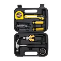 Kit ferramenta 8 peças em estojo plástico. Maleta plástica com detalhe retangular no centro frontal e verso liso, possui texturização no estojo e duas travas superiores. Acompanha: fita isolante, martelo, alicate, chave Philips, chave teste, chave de fenda, trena 2 metros e estilete