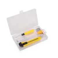 Kit de ferramentas composto por quatro itens: chave de teste de tensão com ponta de fenda, chave com cabo plástico e pontas intercambiáveis de fenda e Phillips, estilete com lâmina de 18mm e um conjunto de cinco chaves Allen em tamanhos diferentes, entre 2 e 6mm. Acompanha estojo plástico.  Altura: 22,5 cm Largura: 12,8 cm Chave de fenda de teste (A x L): 13,6 cm x 1,4 cm Chave de fenda (A x L): 13,8 cm x 1,5 cm Estilete (A x L): 15 cm x 4,6 cm Chave Allen 6mm (A x L): 6,5 cm x 2,3 cm Chave Allen 5mm (A x L): 6,1 cm x 2,2 cm Chave Allen 4mm (A x L): 5,4 cm x 1,9 cm Chave Allen 3mm (A x L): 5,1 cm x 1,6 cm Chave Allen 2mm (A x L): 4,5 cm x 1,4 cm Estojo plástico (A x L x P): 22,5 cm x 12,8 cm x 2,8 cm