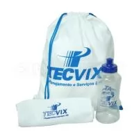 Kit composto por mochila saco em nylon, squeeze pet 550 ml e toalha fitness. Disponível em várias cores. Gravação da logomarca em 1 cor já inclusa.  Tamanho: Mochila Saco aprox. 41 cm X 32 cm.