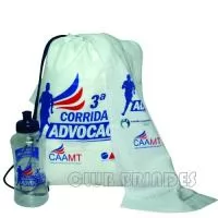 Kit composto por mochila saco em nylon, squeeze pet 550 ml e toalha fitness. Disponível em várias cores. Gravação da logomarca em 1 cor já inclusa.  Tamanho: Mochila Saco aprox. 41 cm X 32 cm.