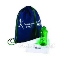 Kit composto por mochila saco em nylon, squeeze pet 550 ml e toalha fitness. Disponível em várias cores. Gravação da logomarca em 1 cor já inclusa.  Tamanho: Mochila Saco aprox. 41 cm X 32 cm.