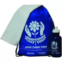 Kit composto por mochila saco em nylon, squeeze plástico 500 ml e toalha fitness. Disponível em várias cores. Gravação da logomarca em 1 cor já inclusa.  Tamanho: Mochila Saco - Aprox. 41 cm X 32 cm.