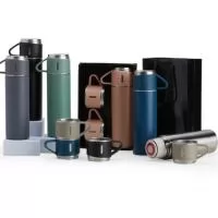 Kit garrafa térmica 450ml com duas tampas extras que podem ser utilizadas como xícaras. Garrafa produzida em inox com base antiderrapante e tampas de inox com revestimento plástico. Acompanha sacola de papel com berço de papelão para acomodação das peças.  Altura :  25,5 cm  Largura :  16 cm  Profundidade :  7,2 cm