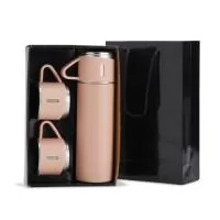 Kit garrafa térmica 450ml com duas tampas extras que podem ser utilizadas como xícaras. Garrafa produzida em inox com base antiderrapante e tampas de inox com revestimento plástico. Acompanha sacola de papel com berço de papelão para acomodação das peças.  Altura: 25,5 cm Largura: 16 cm Medidas aproximadas para gravação: (CxL): Embalagem 19 cm x 15,5 cm Garrafa - Medidas Totais (A x L x C): 23,3 cm x 9,8 cm x 21 cm Garrafa - Medidas para Gravações (A x L): 16,5 cm x 3 cm