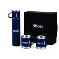 Kit café premium personalizado composto por 1 garrafa térmica em aço inox e 3 canecas com acabamento sofisticado, acondicionado em elegante estojo para presente. Ideal para ações promocionais, brindes corporativos, premiações, eventos, campanhas de relacionamento e presentes executivos.  Desenvolvido para manter bebidas quentes ou frias por mais tempo, o kit une praticidade, elegância e alto valor percebido, tornando sua marca presente no dia a dia de clientes, colaboradores e parceiros.  Seu design moderno e a ampla área para personalização garantem excelente destaque para logotipos, fortalecendo a lembrança da marca e aumentando o impacto da sua campanha promocional. Características:  Garrafa térmica em aço inox 3 canecas  com alça Estojo premium para presente Excelente conservação térmica Alta durabilidade Personalização com logomarca Ideal para empresas e eventos